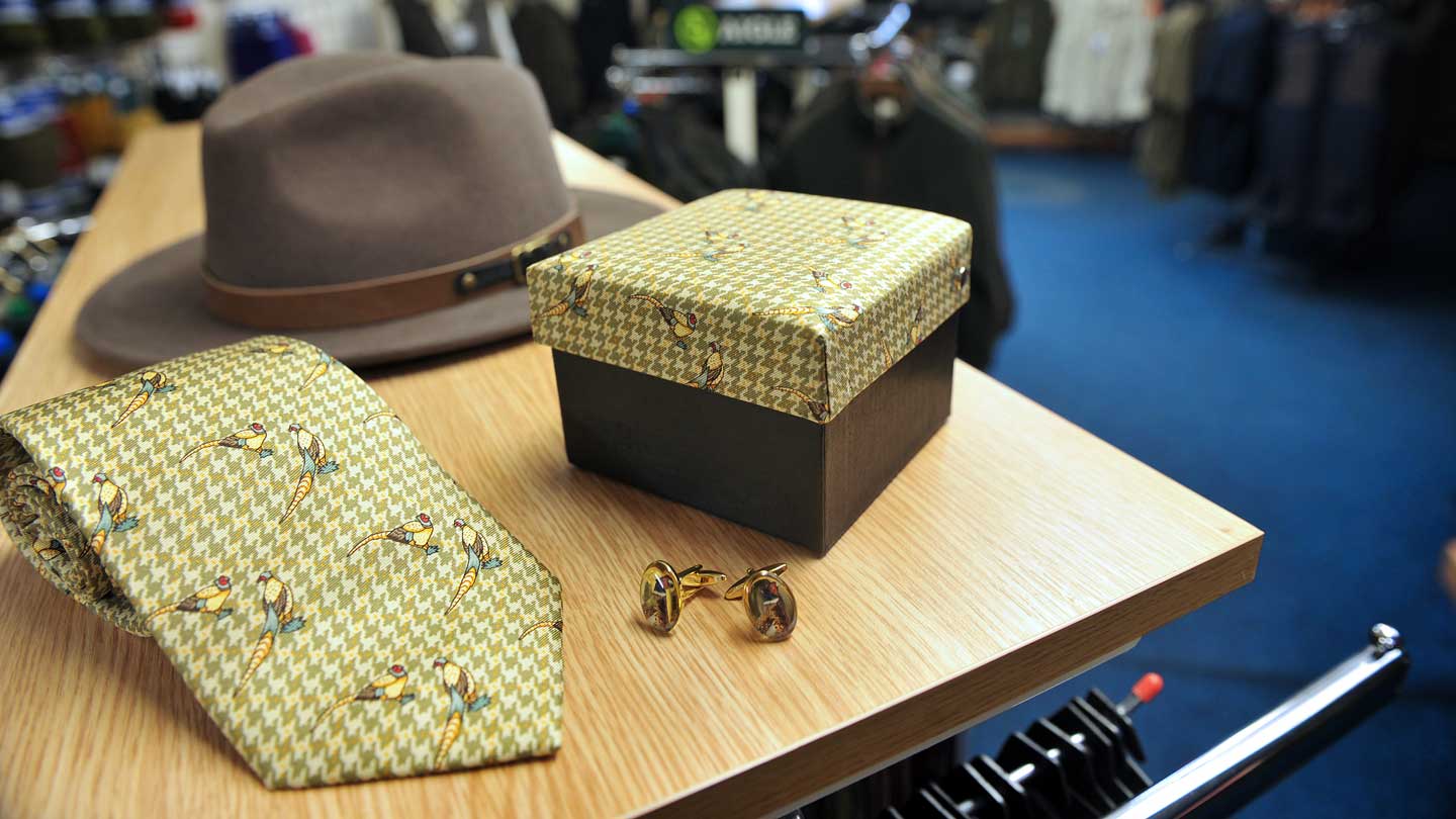 Tie, cufflinks and hat